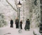 Narnia büyülü ormanda Pevensie kardeşler, Peter, Susan ve Lucy,